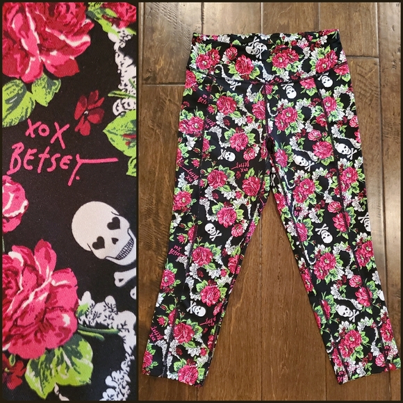 Betsey Johnson Pants - 💀🌹 Betsey Johnson Rose and Skull Capri Leggings